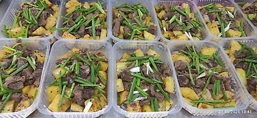 Готовые блюда, кулинария: Готовые обедоы, упакованные в индивидуальные контейнеры. В наличии — 13