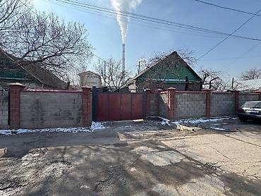 Үйлөр: Продаю дом. ​Локация: Район ТЭЦ. Улица Акылбекова. ​Участок: Площадь — 1