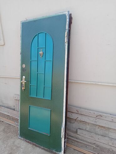 Алчипан: Yaşıl rəngdə, metal konstruksiyalı möhkəm giriş qapısı.qapi tam işlek