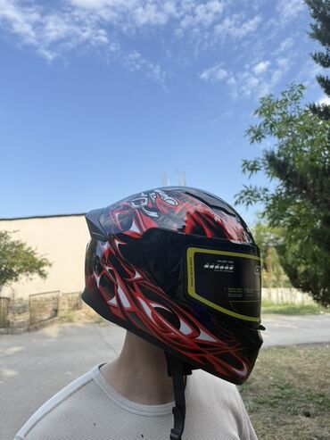 Moto dəbilqələr: Qırmızı alov dizaynlı, qara rəngli Crown firmasının motosiklet