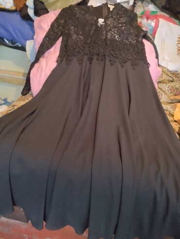 Ziyafət donları: Məhsul paketi: ayaqqabı və geyim 1) Qırmızı idman ayaqqabıları - — 3