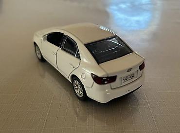 nerf satisi: Ağ rəngli sedan tipli metal oyuncaq avtomobil modeli - Realistik — 6