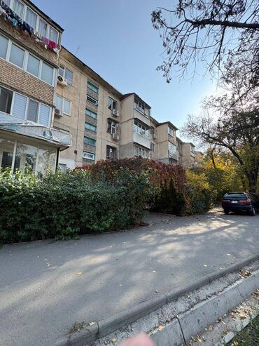 срочный выкуп домов в бишкеке: 2 бөлмө, 50 кв. м, 104-серия, 4 кабат, Эски ремонт