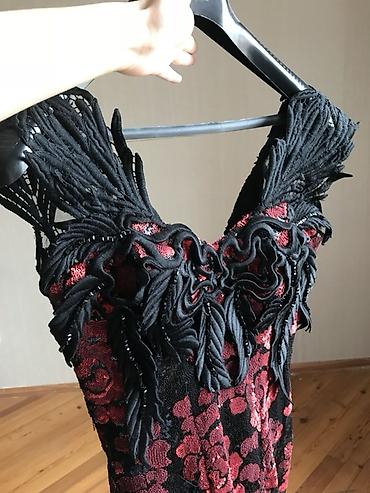 mirvari muncuqlar: Qırmızı güllü payetli gecə libası - Model: çiyinləri açıq, strapless — 8