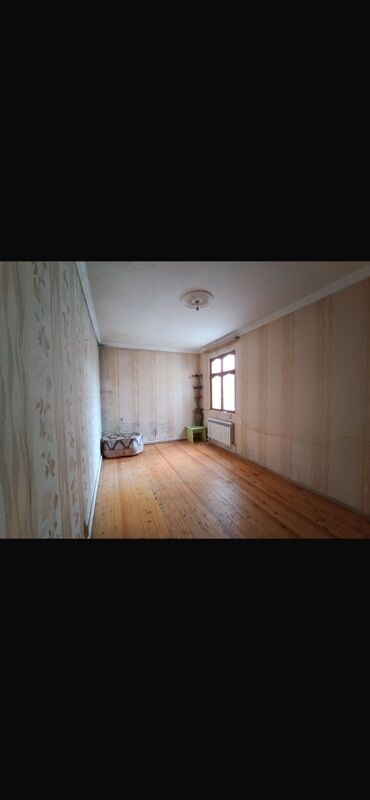 Həyət evləri və villaların satışı: Satılır: həyət evi - Bir mərtəbəli, daş/karkas tikili, metal dam — 9