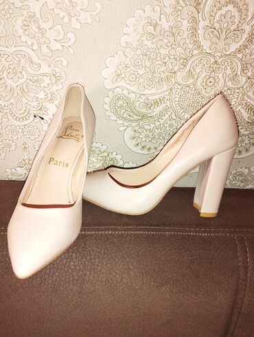 Tuflilər: Ayyaqqabilarin 2 si 30 azn donlarin.hamisi birlimde 50 azn Qadın geyim — 1