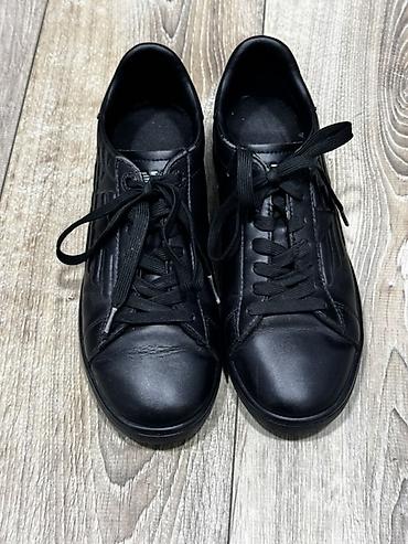 üçlü kupalnik: EA7 Emporio Armani kişi krossovu – tam qara rəngdə, minimalistik və — 1