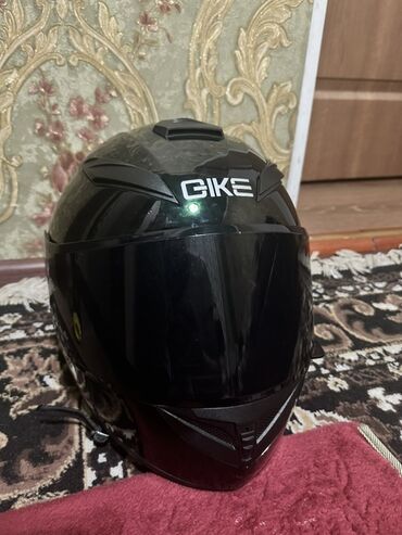ведосипед детский: Шлем Gike черного цвета с тонированным визором. Подходит для езды на
