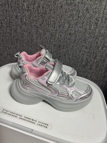 heelys купить недорого: Детские кроссовки выполнены в сером и розовом цветах, что придает им