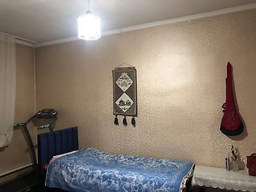 Продажа коттеджей и домов: Продаю дом в ж/м Ала-тоо общей площадью 90м2 4комнаты + — 4