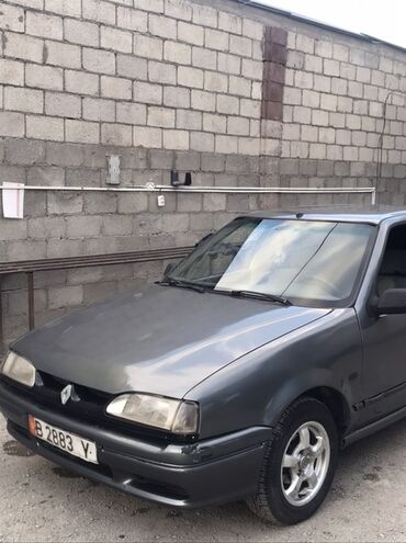 маховик гольф 3: Серый седан Renault 19, оснащенный четырьмя дверями и легкосплавными
