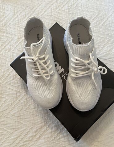 zhenskie begovye krossovki adidas: 38, цвет - Белый, Новый
