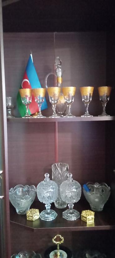döşəmə materialları: Şüşə və büllur dəstlər – vitrinlik kolleksiya Tərkib: - Qızılı — 1
