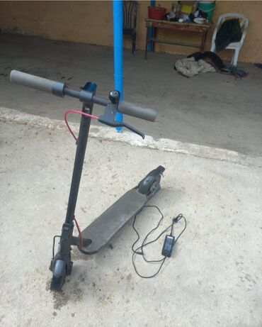 Elektrikli samokatlar: Xiaomi elektrik skuter - Brend/model: Xiaomi (gövdədə loqo görsənir) — 2