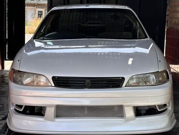 молдинг марк 2: Автомобиль Toyota Mark II в белом цвете. Эта модель обладает