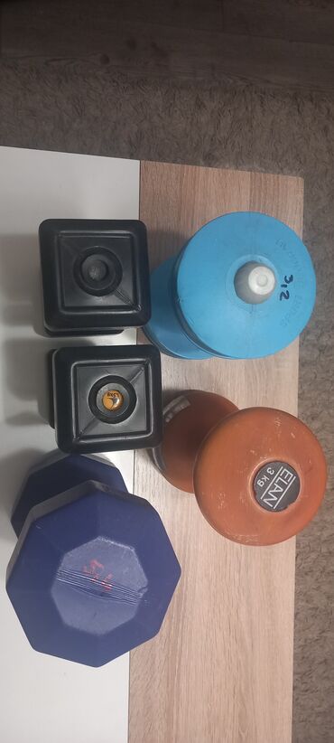 Tegovi za vežbanje: Tegovi od 1, 5kg 2 kom. 3kg 2kom i 1 od 5.4kg i 1 od 16 kg pravljen od — 7