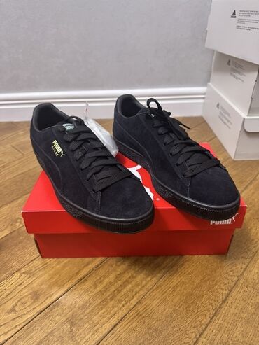 кросовки: Qara rəngdə olan Puma Suede idman ayaqqabıları. Klassik dizaynı və