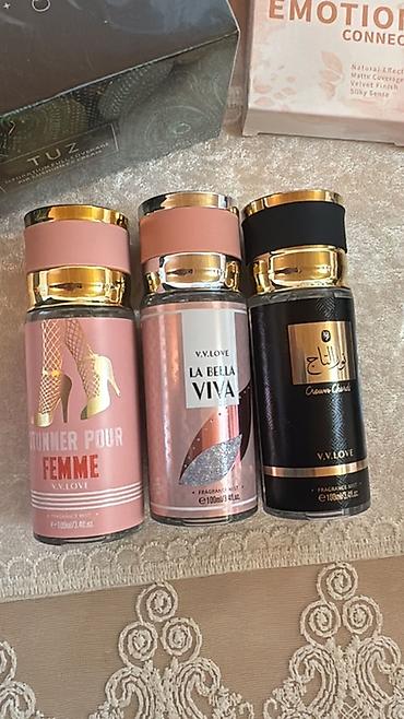 qizil komplektler: V.V.LOVE brendinə məxsus ətir spreyləri (Fragrance Mist) dəsti. Model — 1