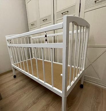 манеж ош: 🛏️ Продаю детскую кроватку-манеж в отличном состоянии! 🔸 Деревянная — 4