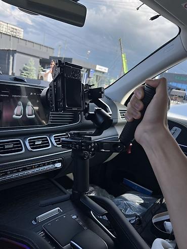 видио регстратор: SONY ZV E10 (новая) DJI RONIN RS3 mini Объектив FE 50mm f1.8 клетка — 1