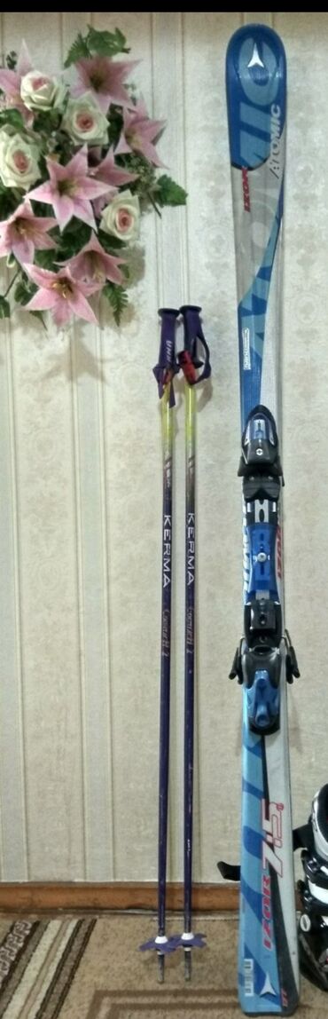 Лыжи: Горные лыжи с палочками. лыжи atomic, рост 177 см, для уверенно