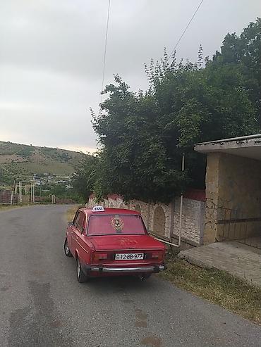 e90 aksesuar: VAZ 2106, qırmızı rəngli, sedan kuzov. Xüsusiyyətlər: - 4 qapı, 5 — 4