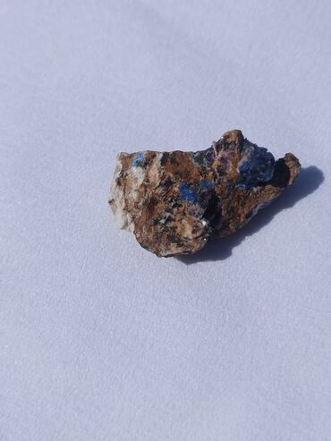 Kristali i minerali: Ovaj prirodni mineralni uzorak prikazuje kombinaciju zemljanih tonova — 2