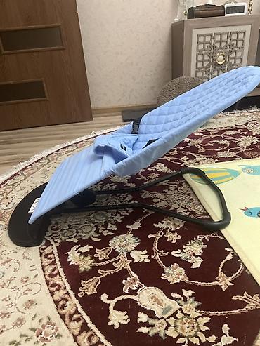 Ev və bağ: Uşaq üçün yelləncək/bauncer kreslosu - Rəng: açıq mavi, romb naxışlı — 3