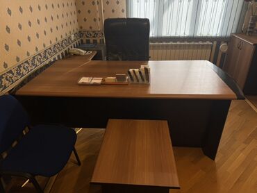 Ofis dəst mebeli: Ofis mebeli dəsti, taxta materialdan hazırlanmışdır. Dəstə böyük stol