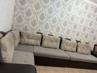 угловой диван со столом ош: Бурчу бар диван, Жастыктар менен