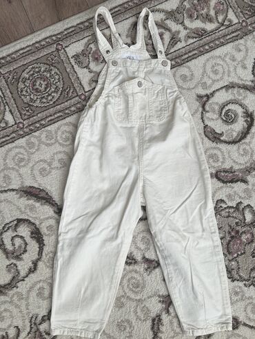 детский джинсовый комбинезон для девочки: Джинсы и брюки, цвет - Белый, Б/у