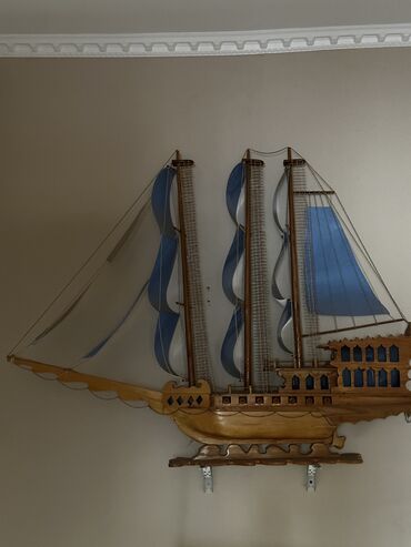 сувенирный корабль: Продаю 
Высота 1, 10 см
Ширина 145 см 
Ручная работа 
3000 сом