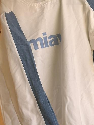 Kişi geyimləri: Ağ rəngli sweatşört – “miav” yazılı - Dizayn: Ön hissədə açıq mavi — 2