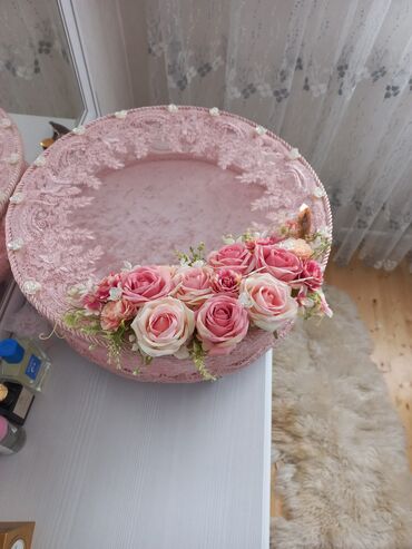 Xonça: Çəhrayı rəngdə, zərif güllərlə bəzədilmiş dekorativ səbət. Səbətin — 3