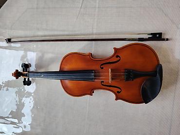 Skripkalar: Skripka dəsti Tərkib: - Tam ölçülü klassik skripka (4/4) - Yay - — 3