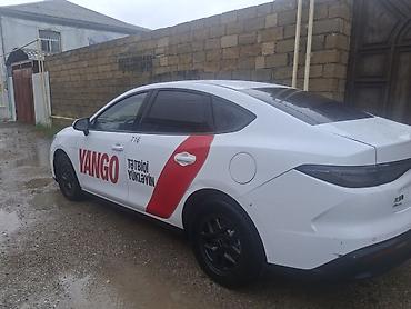 kreditle byd: BYD Qin Plus (sedan) – Yango brendli taksi üçün bükülü vinil reklam — 2