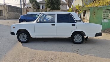 VAZ (LADA): Model: Lada 2107 Kuzov: sedan, ağ rəng Yanacaq: benzin Ötürmə — 12