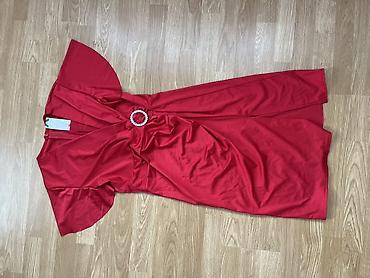 Elegantna crvena haljina midi dužine sa asimetričnim preklopom. Model