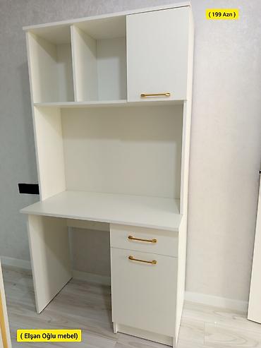 ofis mebel: Ağ rəngli funksional iş masasəsti və üst dolablı rəf sistemi — 1