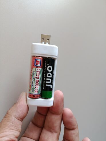 бу акмулятор: Зарядка для батареек - Встроенный штекер USB-A: - Портативный и