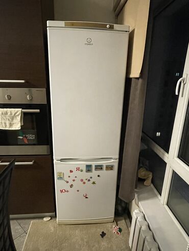 Холодильники: Холодильник Indesit, Б/у, Двухкамерный, 180 *