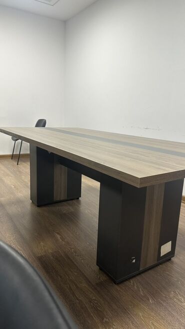 Sifarişlə konfrans masaları: Dördbucaq masa, Siyirməsiz, Teksturalı laminat — 3