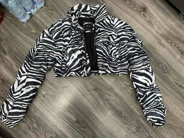 Bershka crop jaknica sa zebra motivom, M veličine