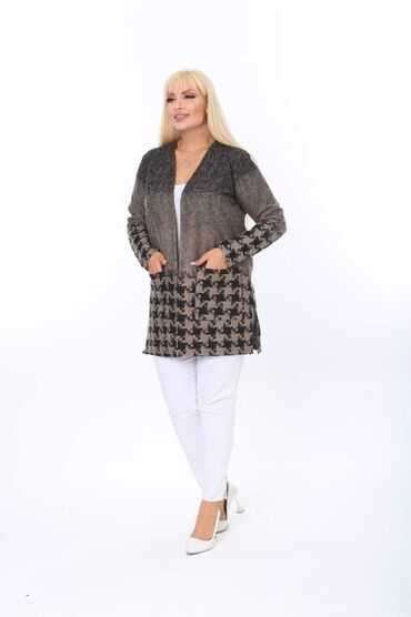 Kaputi: Kardigani Xl do 4xl
3200 — 2