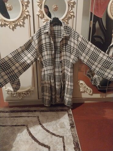 Hicab: Qadınlar üçün oversize dizaynlı plaş/palto - Rəng: ağ-qara - Naqış