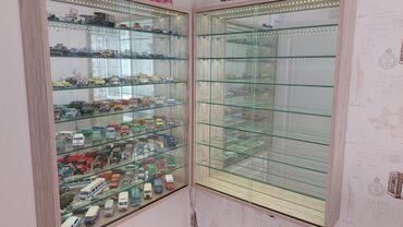 Stend vitrinləri: Şüşə qapıları olan vitrin, model avtomobillər kolleksiyasını səliqəli — 3