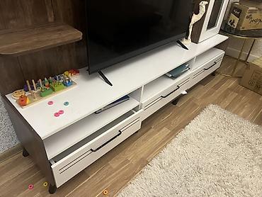 vitrin stend: Qonaq otağı üçün TV stend və divar modulu - Rəng və material: ağ + — 3