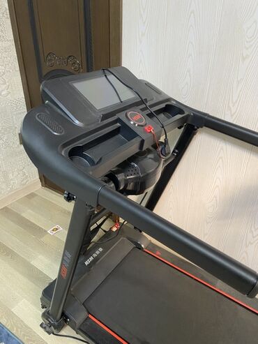 тренажерные оборудование: Беговая дорожка HSM с мультимедийной консолью - Электрическая беговая