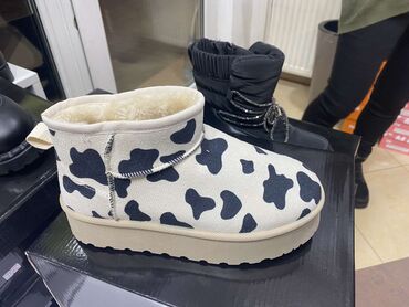 jordan max aura 3: Ugg mini čizme, bоја - Crna, 38.5