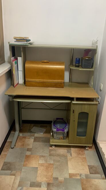 офисный стуля: Комплект офисной мебели, Стол, цвет - Бежевый, Б/у